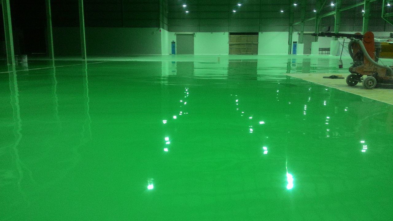 Hiện tượng ăn mòn ở cống tĩnh điện – Sơn epoxy kháng thế nào? 3 Sàn nhà sạch sẽ, không trơn trượt và không tích điện