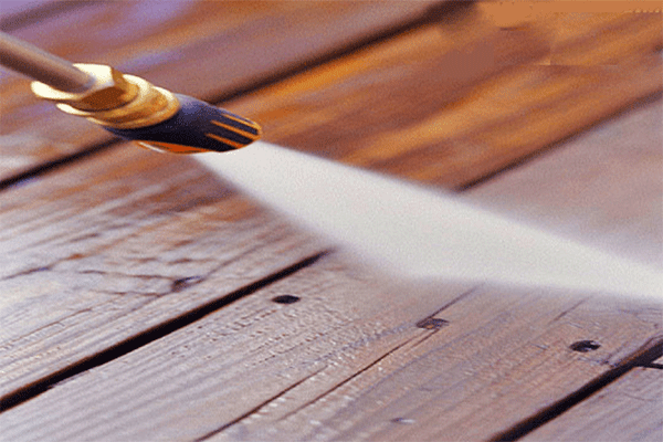 Kinh nghiệm chọn đơn vị thi công sơn PU Long An uy tín 2 Sử dụng máy phun sơn PU công nghệ cao giúp lớp phủ đều màu, mịn màng và bám dính cực tốt