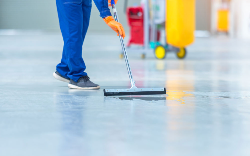 Cách bảo dưỡng và vệ sinh sàn PU sau thi công tại Long An 2 Cận cảnh quy trình gạt nước hoặc vệ sinh sàn PU giúp duy trì độ bền và độ sáng bóng cho bề mặt.