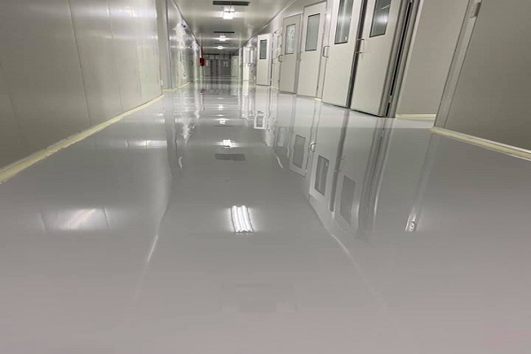 Cách bảo dưỡng và vệ sinh sàn PU sau thi công tại Long An 3 Hình ảnh hành lang hoặc nhà xưởng với bề mặt sàn PU sáng bóng, sạch sẽ sau khi được thực hiện quy trình vệ sinh đúng chuẩn.