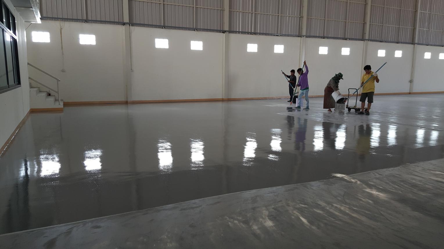 Cập nhật xu hướng thi công sơn PU Long An năm 2025 2 Phủ sơn sàn PU cho kho hàng diện tích lớn